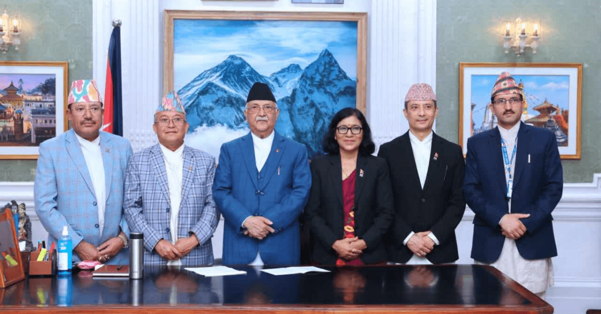 उपनिर्वाचनको तयारीबारे प्रधानमन्त्रीसँग आयोगका पदाधिकारीको छलफल